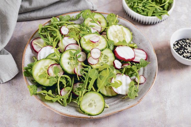 Beste Vorspeise: Ein frischer Salat, hier mit Radieschen, Gurke und Rucola