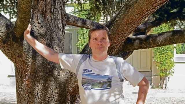 Angekommen in Wittenberg: Seinen Wanderhut musste Wolfram Jarosch für das Foto absetzen – Anweisung seiner Frau.