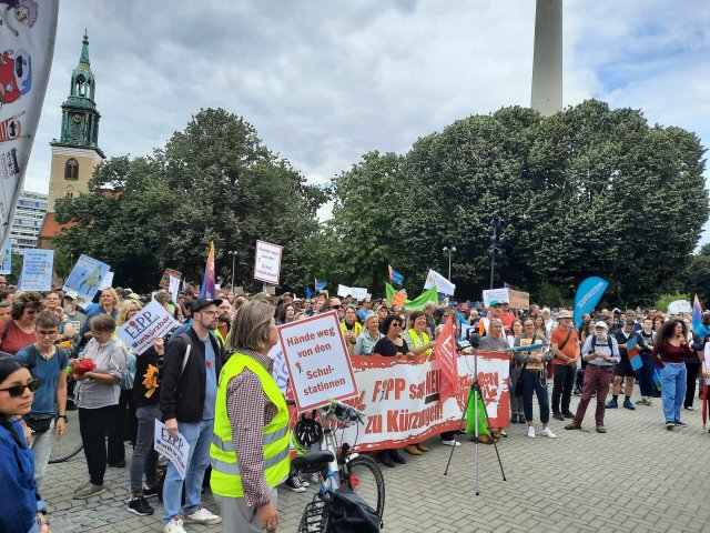 Zahlreiche Träger von sozialen und Bildungsprojekten demonstrierten vor dem Roten Rathaus.