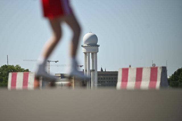 Die alten Straßen und Start- und Landebahnen des ehemaligen Flughafens Tempelhof werden von vielen zum Rollschuh- und Inlinerfahren genutzt.