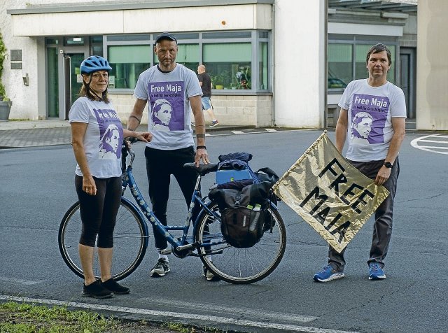 Seinen zweiten Protestmarsch startete Jarosch (rechts) an der JVA Dresden, aus der Maja vor einem Jahr nach Ungarn verbracht wurde.