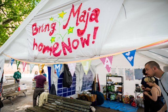 Ein Banner mit der Aufschrift »Bring Maja home now!« (deutsch: »Bringen Sie Maja jetzt nach Hause«) hängt am »Rettet Maja Aktionscamp« vor dem Auswärtigen Amt.