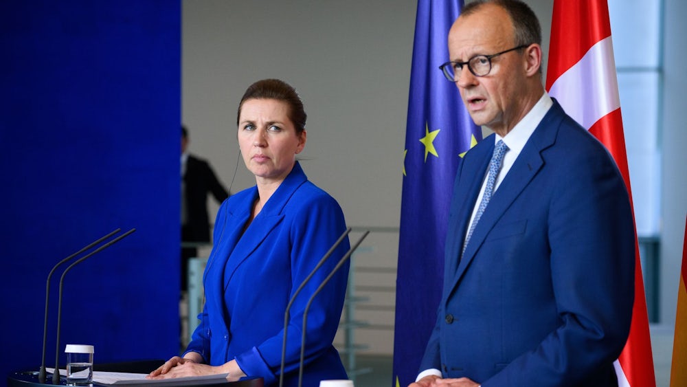 Dänemarks Ministerpräsidentin Mette Frederiksen, hier jüngst nach einem Gespräch mit Kanzler Merz. (Archivbild)