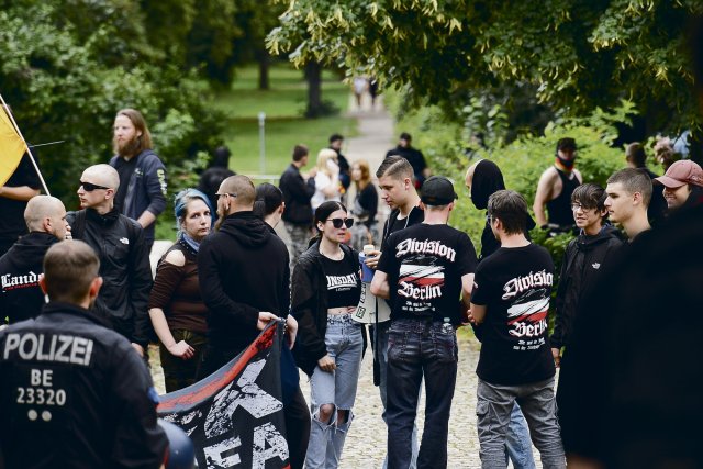 Teilnehmer der Neonazi-Gegendemonstration zum Berliner CSD