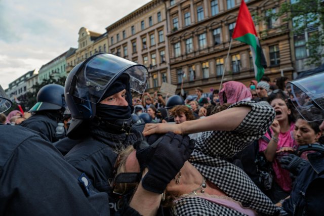Eine Frau wird während der Internationalist Queer Pride Demonstration festgesetzt.