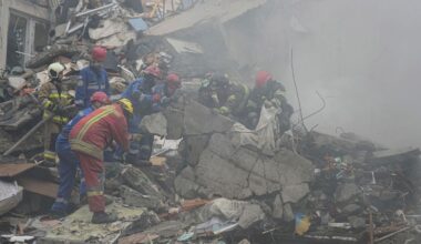 Retter suchen nach Vermissten und finden bis zum Abend 15 Tote. Foto: Efrem Lukatsky/AP/dpa