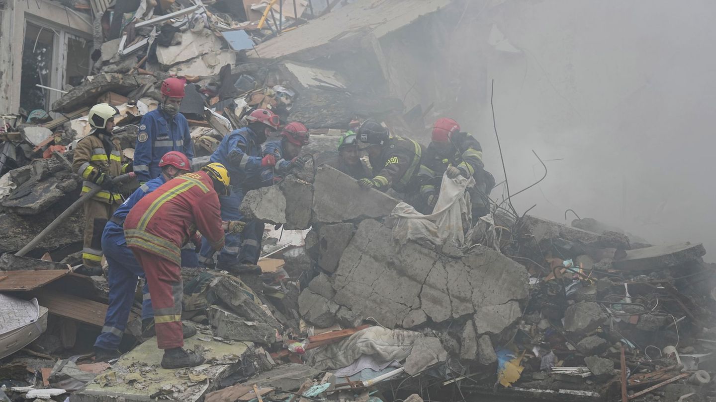 Retter suchen nach Vermissten und finden bis zum Abend 15 Tote. Foto: Efrem Lukatsky/AP/dpa
