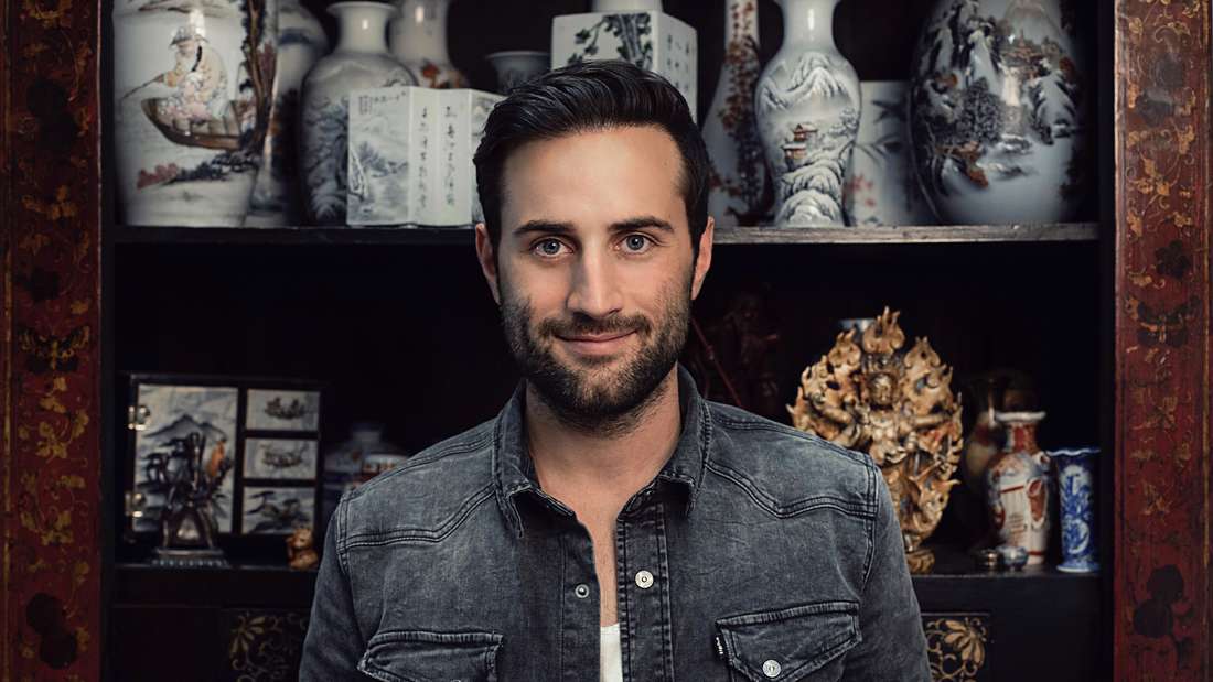 Bei „Bares für Rares“ (ZDF) ist David Suppes aus Wiesbaden in Hessen seit 2019 als Händler dabei. 