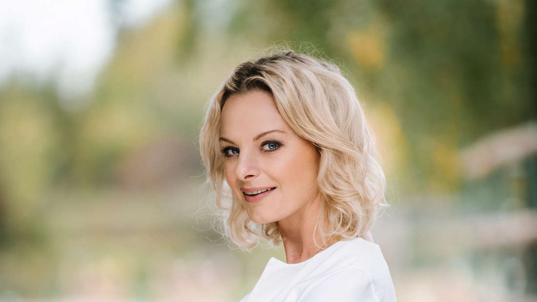 Bei „Bares für Rares“ (ZDF) ist Susanne Steiger aus Köln seit 2014 als Händlerin dabei. Die Springreiterin entdeckte in einem Bonner Privathaushalt das verschollen geglaubte Gemälde Tulpe Sommerschön des Malers Balthasar van der Ast. Das Bild wurde dann für 785.000 Euro versteigert.
