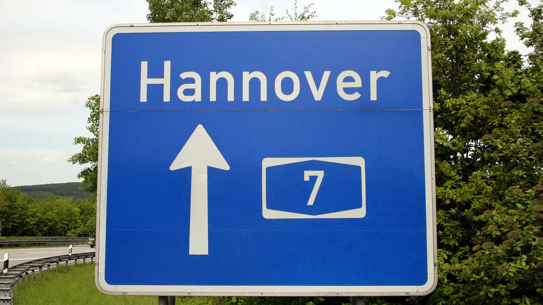Ein Autobahnschild der A7 mit der Aufschrift „Hannover“