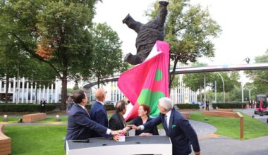 Telekom enthüllt neues Wahrzeichen für Bonn - Riesige Skulptur
