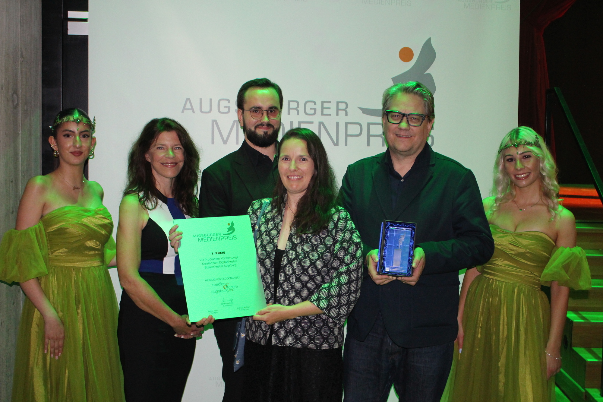 Das Team rund um Intendant André Brücker (2. v. r.) vom Staatstheater Augsburg hat den Augsburger Medienpreis 2025 gewonnen. Foto: B4B/ Paul Eisenhofer