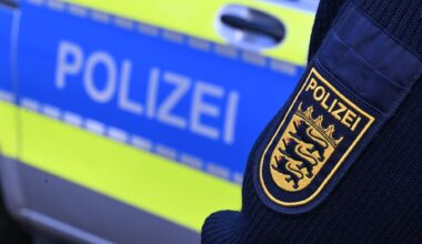 Kreis Karlsruhe: 91-Jährige wird eingeklemmt und von Bus mitgeschleift - Baden-Württemberg