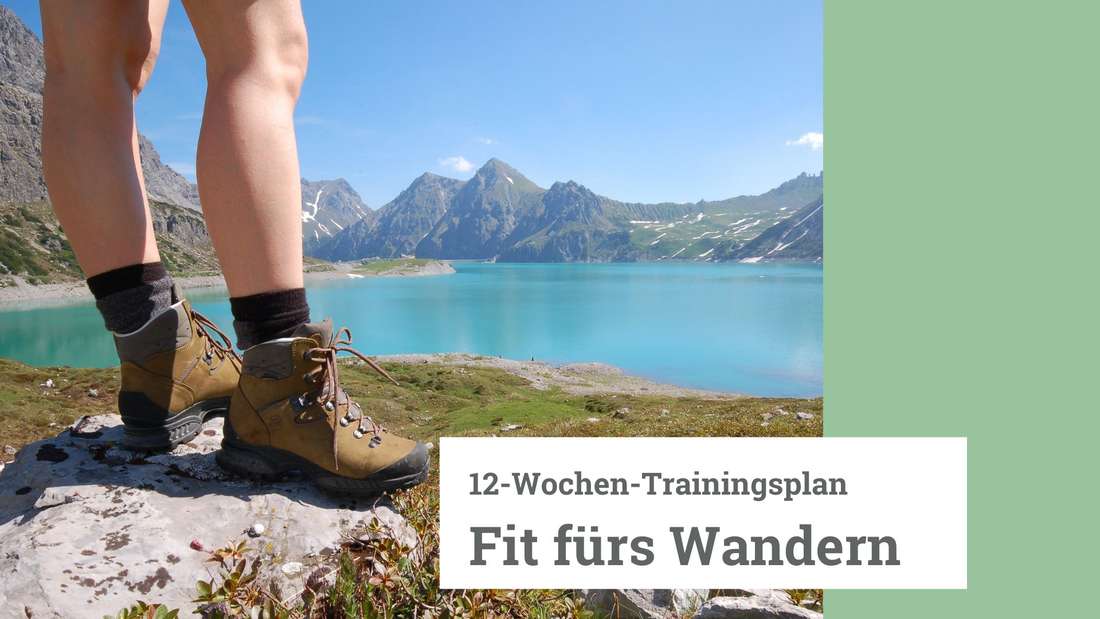Frau mit Bergschuhen vor See in den Alpen