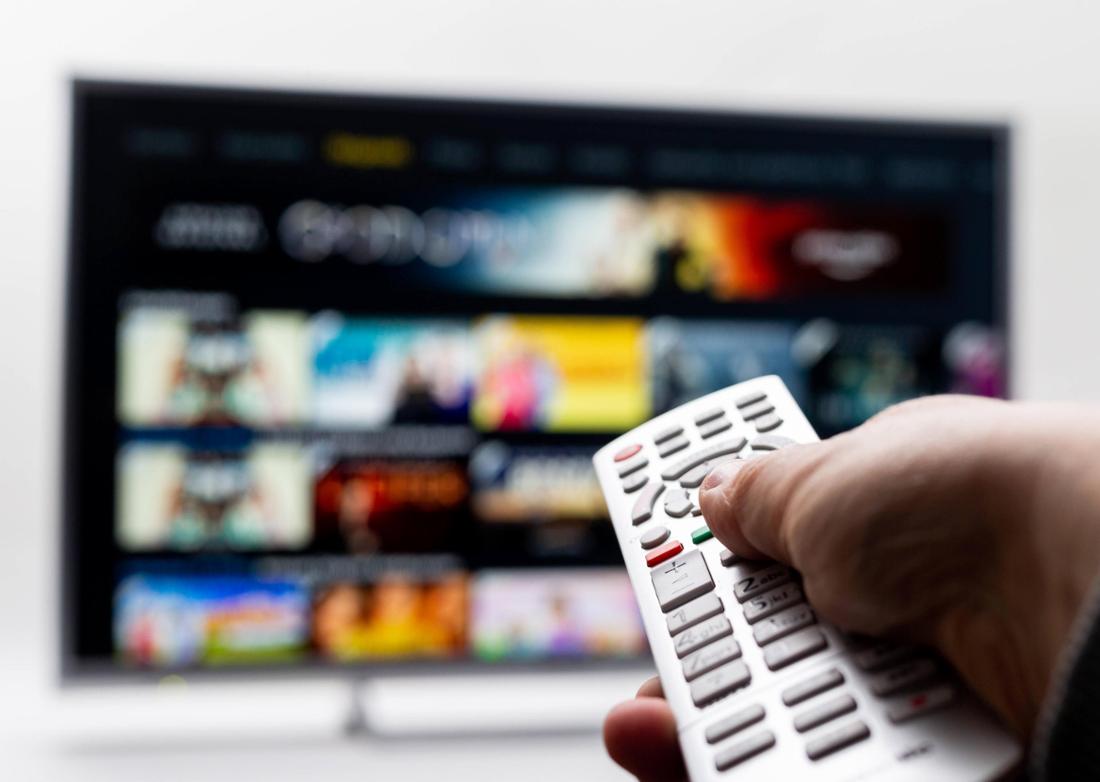 Eine Fernbedienung und ein TV