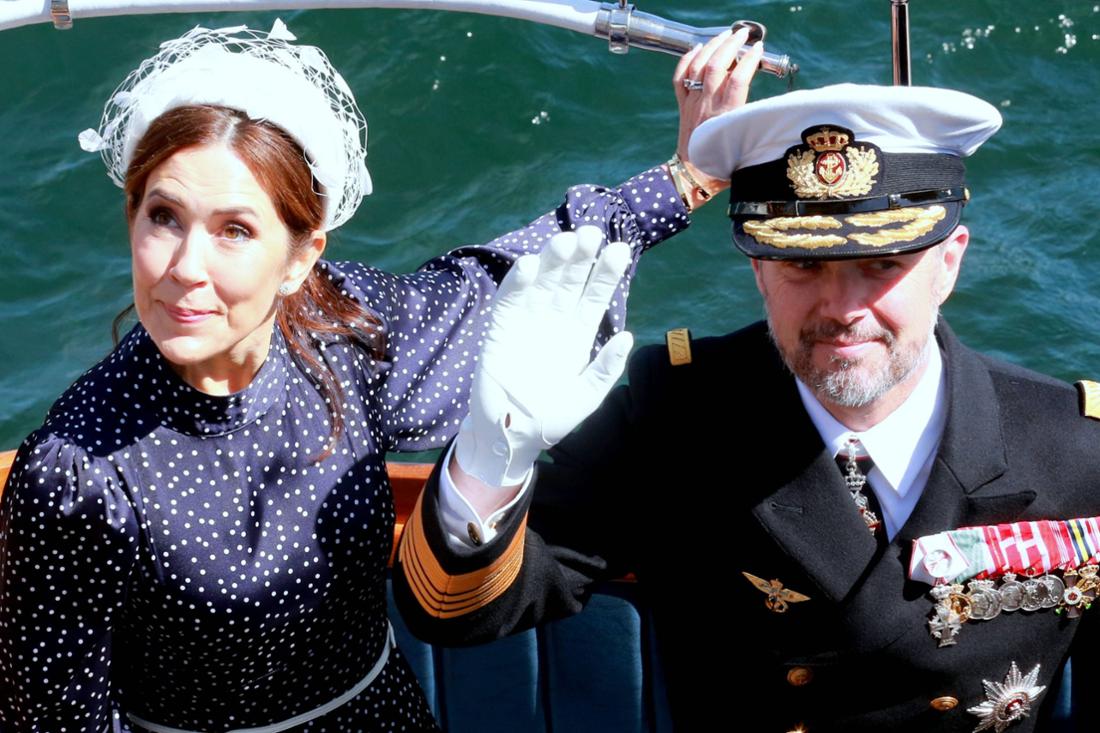 Königin Mary und König Frederik grüßen von Bord der königlichen Yacht Dannebrog.