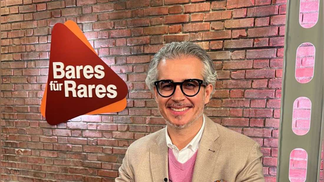  Anaisio Guedes vor dem „Bares für Rares“-Logo