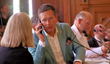 Oberbürgermeister Alexander Vogt griff während einer kurzen Debattenpause im Stadtrat zum Handy. Er ist jetzt seit 100 Tagen im Amt.