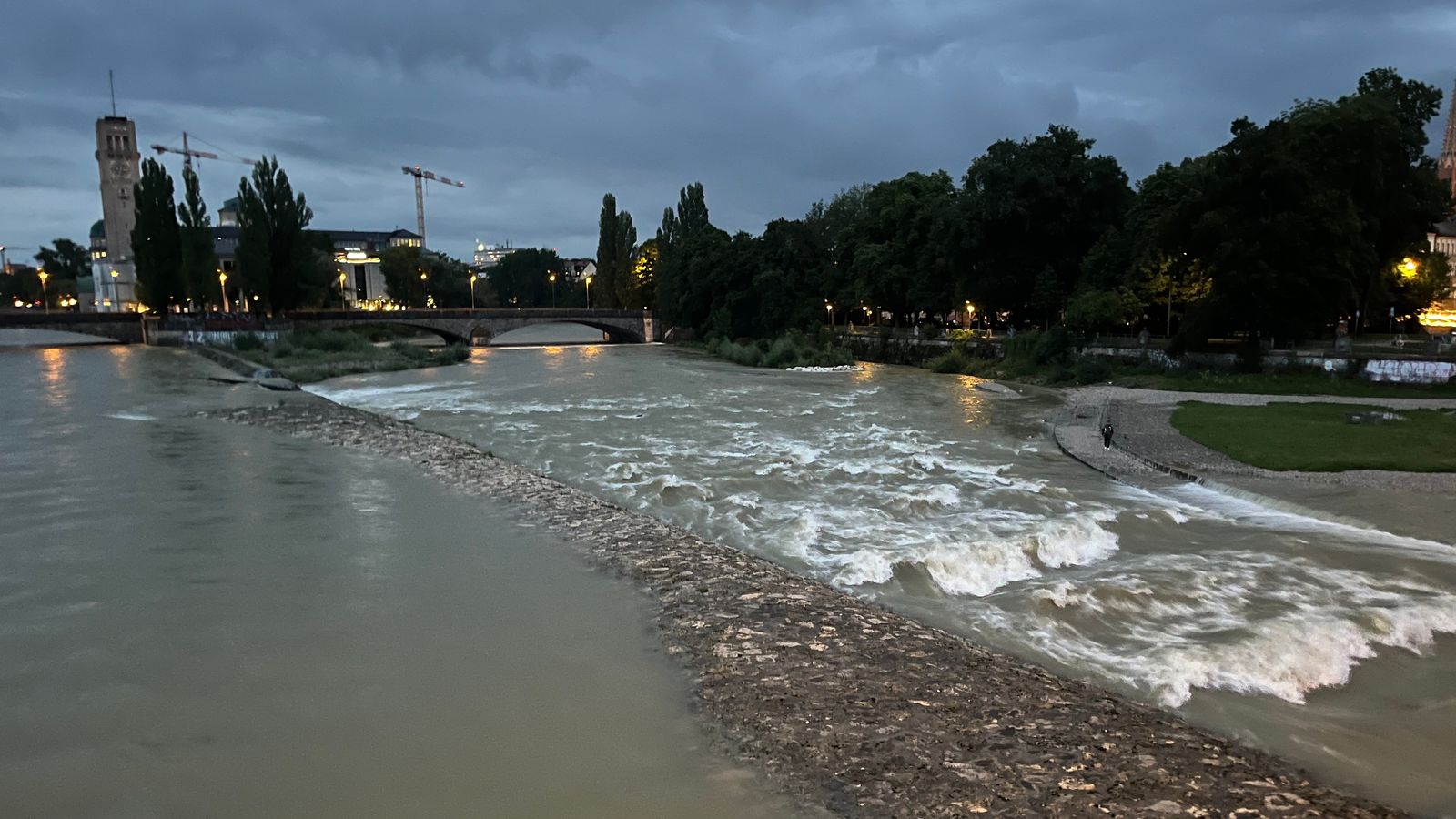 Hochwasser-Warnung für München: Isar schwillt nach Dauerregen an
