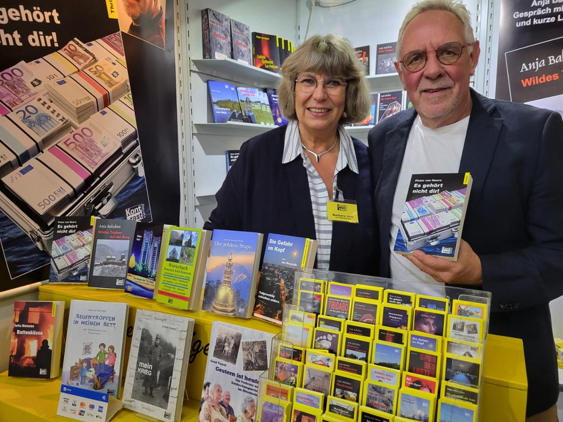 Peter Becker und seine Verlegerin Barbara Jost während der Frankfurter Buchmesse am Stand des Kontraste-Verlages.