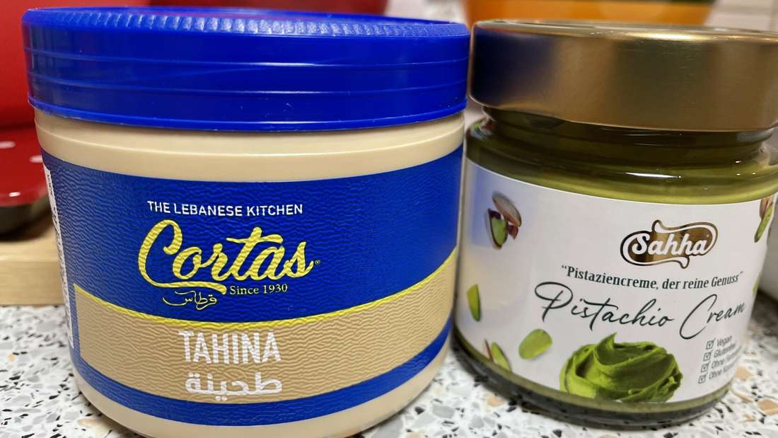 Die Zutaten für die Füllung der Dubai-Schokolade: Tahin und Pistaziencreme. 