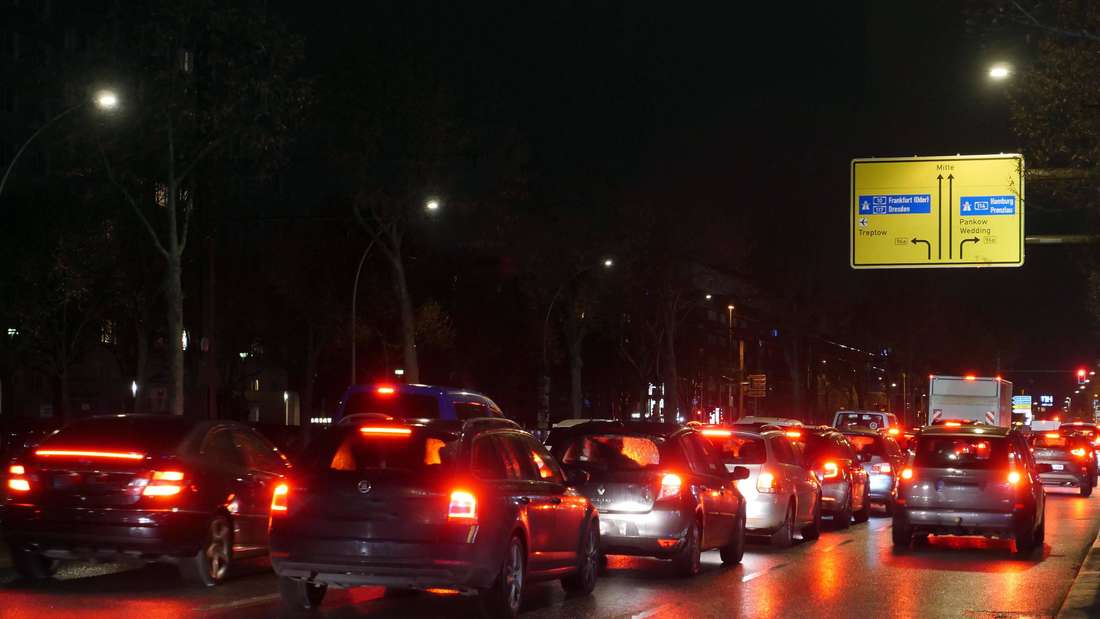  Berlin - Deutschland. Es staut sich im Feierabendverkehr