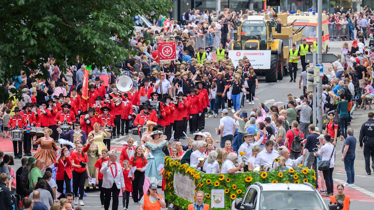 Eklat beim Schützenfest: Polizistin geküsst, Marschierer abgeführt! | Regional