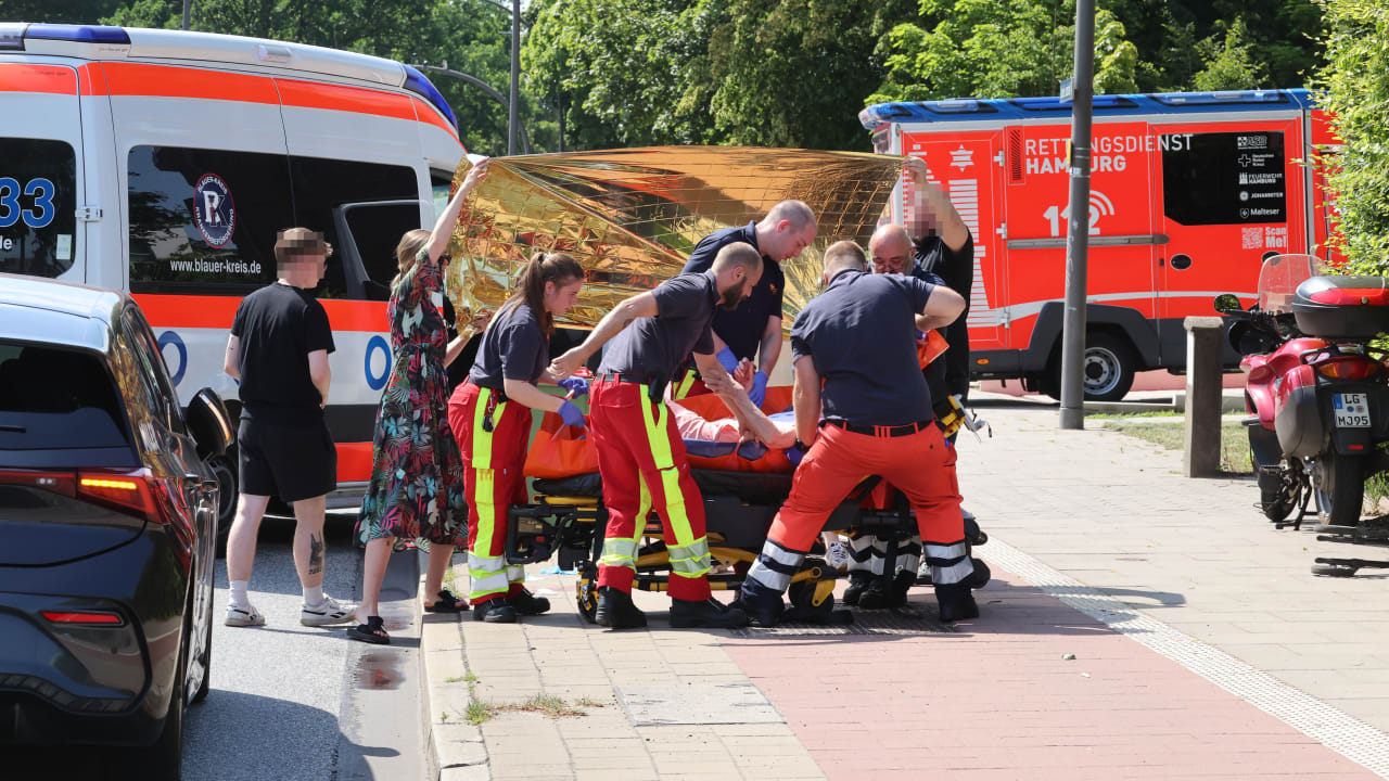 Mit einem Kleid gegen die Sonne!: Hitze-Helden retten Seniorin in Hamburg | Regional