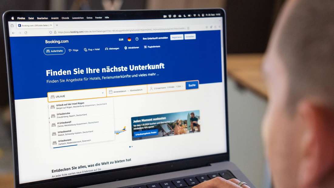 Bavaria, Germany - September 20, 2024: Man visits the Booking.com website on his laptop to book a vacation *** Mann besucht die Website von Booking.com auf dem Laptop, um einen Urlaub zu buchen