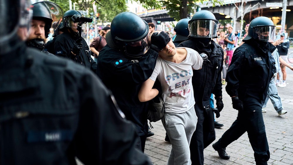Die Demonstration wurde wegen Ausschreitungen frühzeitig beendet.