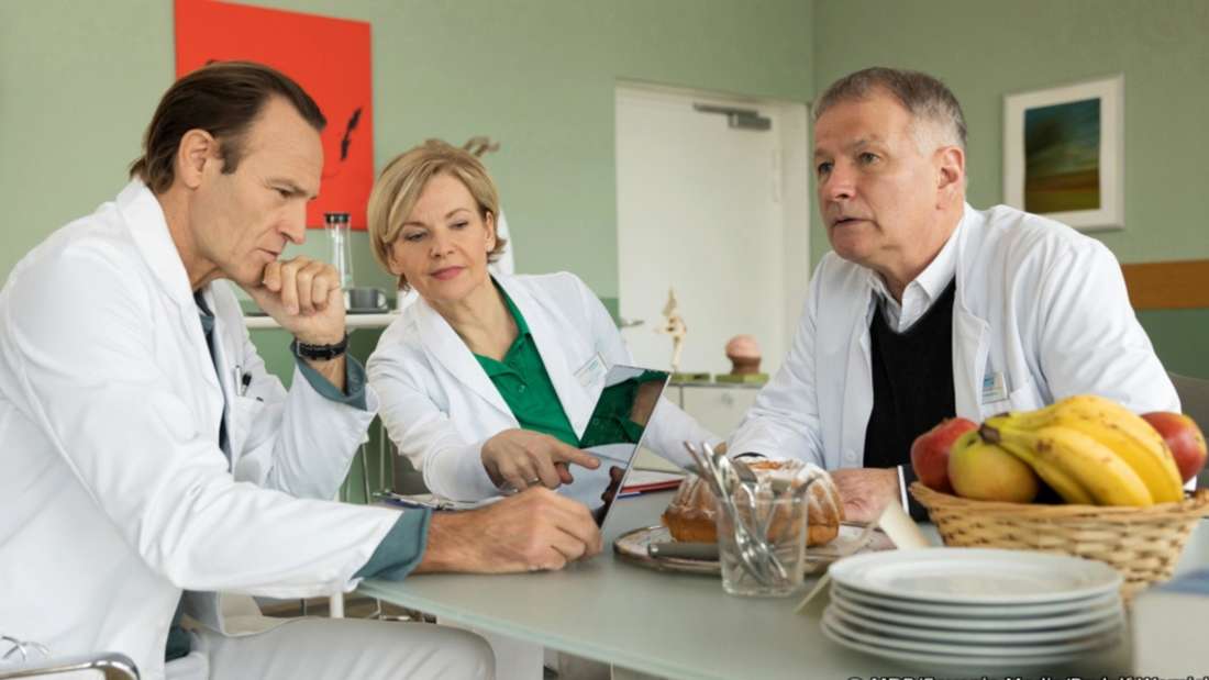 Dr. Martin Stein (Bernhard Bettermann, li.) bespricht seinen Patientenfall mit seinen Freunden und Kollegen Dr. Kathrin Globisch (Andrea Kathrin Loewig, mi.) und Dr. Roland Heilmann (Thomas Rühmann, re.).