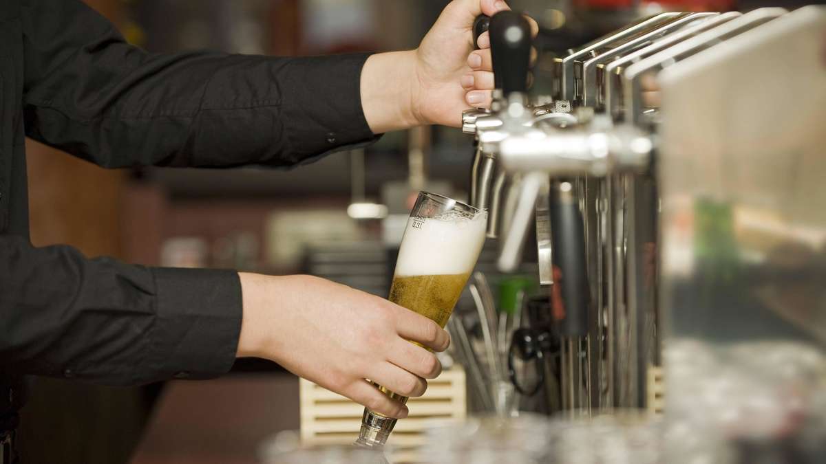 Jura-Student (24) erstreitet sich 100.000 Euro nach Kündigung als Kellner