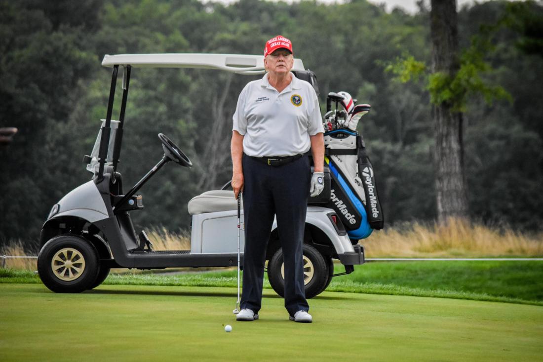 Donald Trump spielt gerne Golf. 18 eigene Golfplätze zählen zum Repertoire des Republikaners. Auf einem von ihnen kam es nun zu einer kuriosen Begegnung.