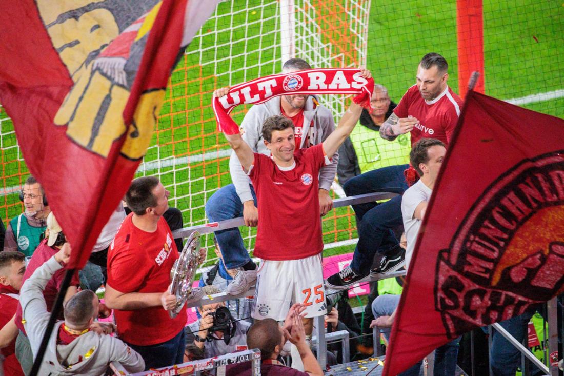Abschied: Thomas Müller bei den Ultras in der Südkurve. Der FC Bayern feiert die Deutsche Fussballmeisterschaft.