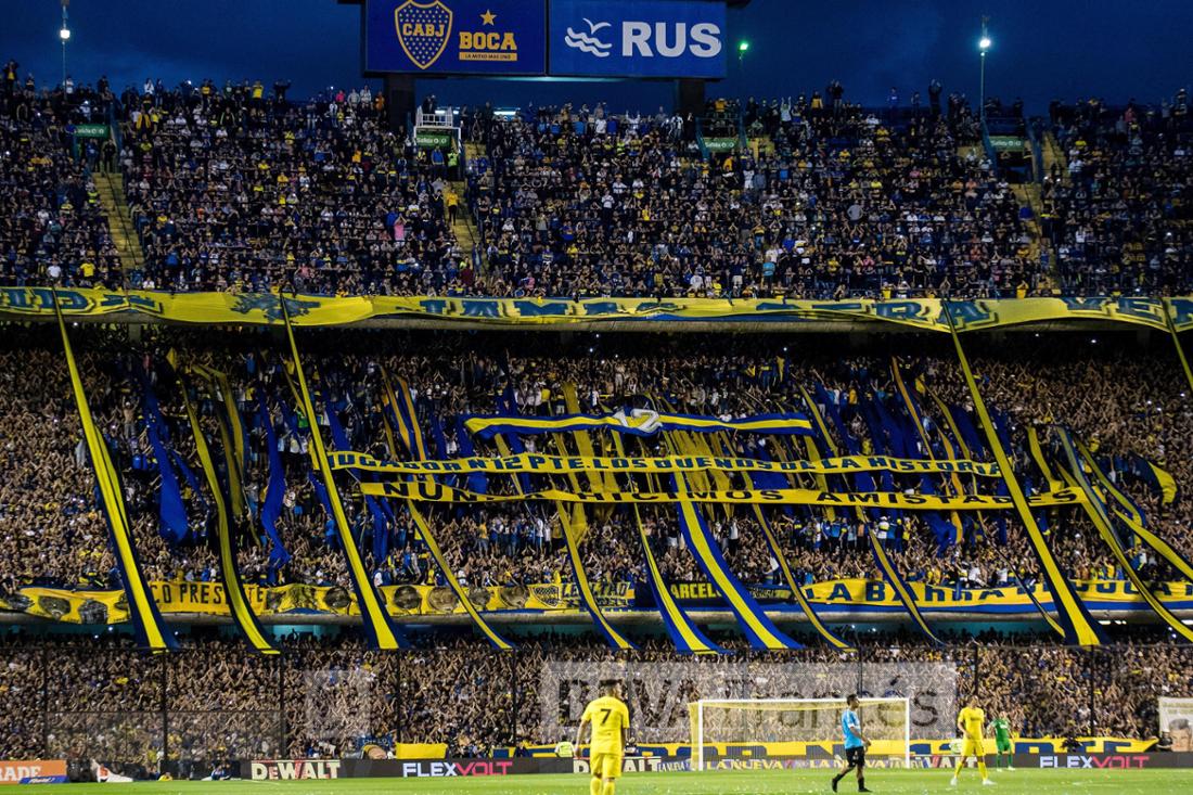 Argentinien, Buenos Aires: Blick aufs La Bombonera Stadion mit Fans der Barra Brava Gruppe La Doce.