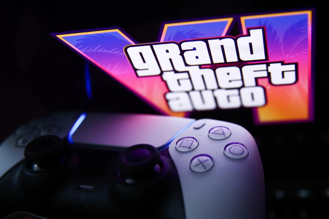 Spielcontroller vor GTA 6 Bildschirm. 