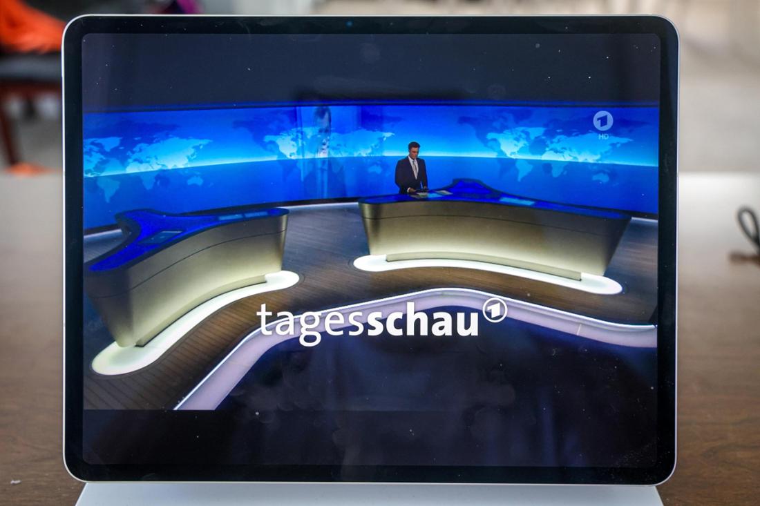 Fernsehen im Internet. Anzeige auf dem Bildschirm eines iPad. Tagesschau Hauptausgabe. Constantin Schreiber. 