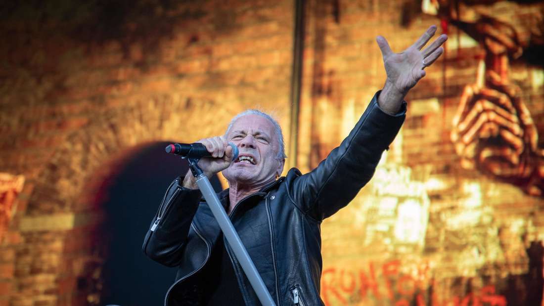 Bruce Dickinson von Iron Maiden auf der Bühne.