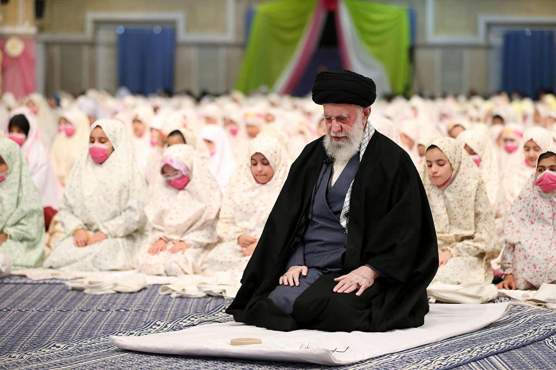 Der mächtigste Mann auf der anderen Seite ist Irans „Oberster Führer“ Ajatollah Ali Chamenei.