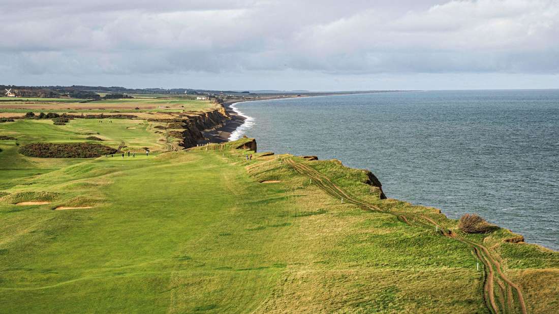 Grüne Wiese an der Küste der Nordsee in England