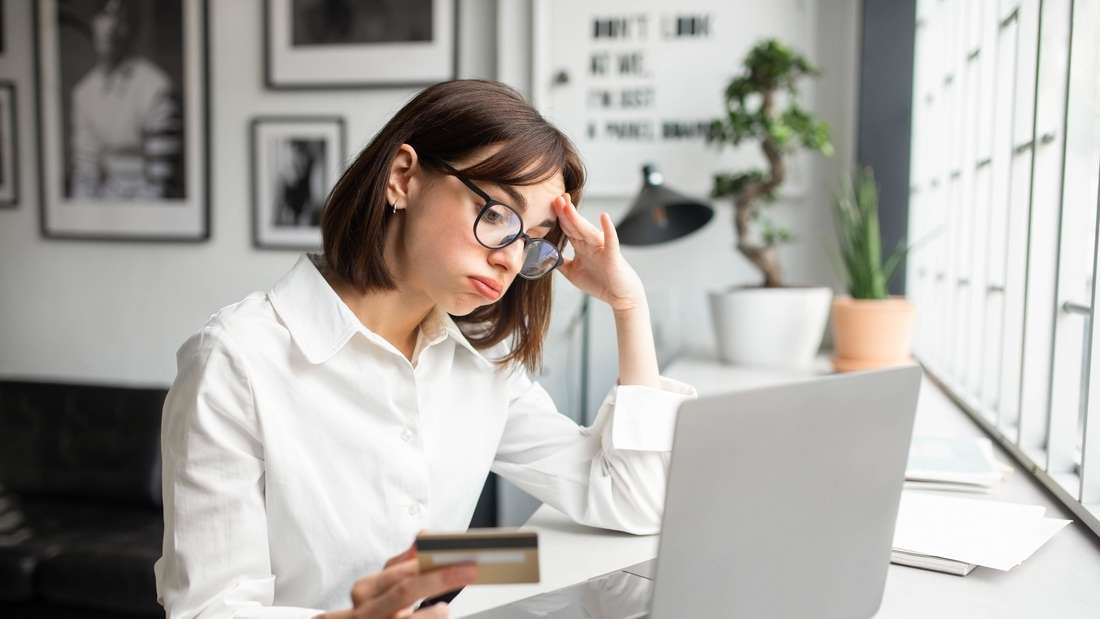Frau beim Online-Banking