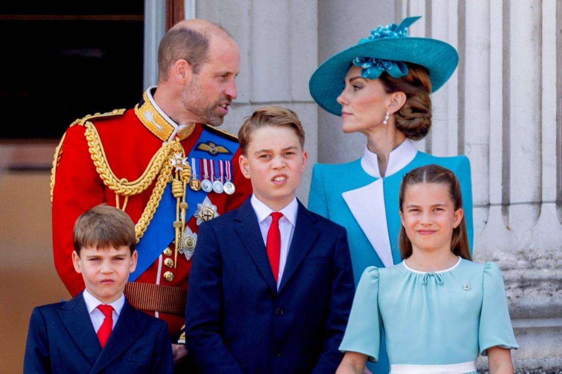 Prinz George, Prinz William, Prinz Louis, Prinzessin Charlotte und Catherine, Prinzessin von Wales, nehmen an der Geburtstagsparade des Königs „Trooping the Colour“ in London teil.