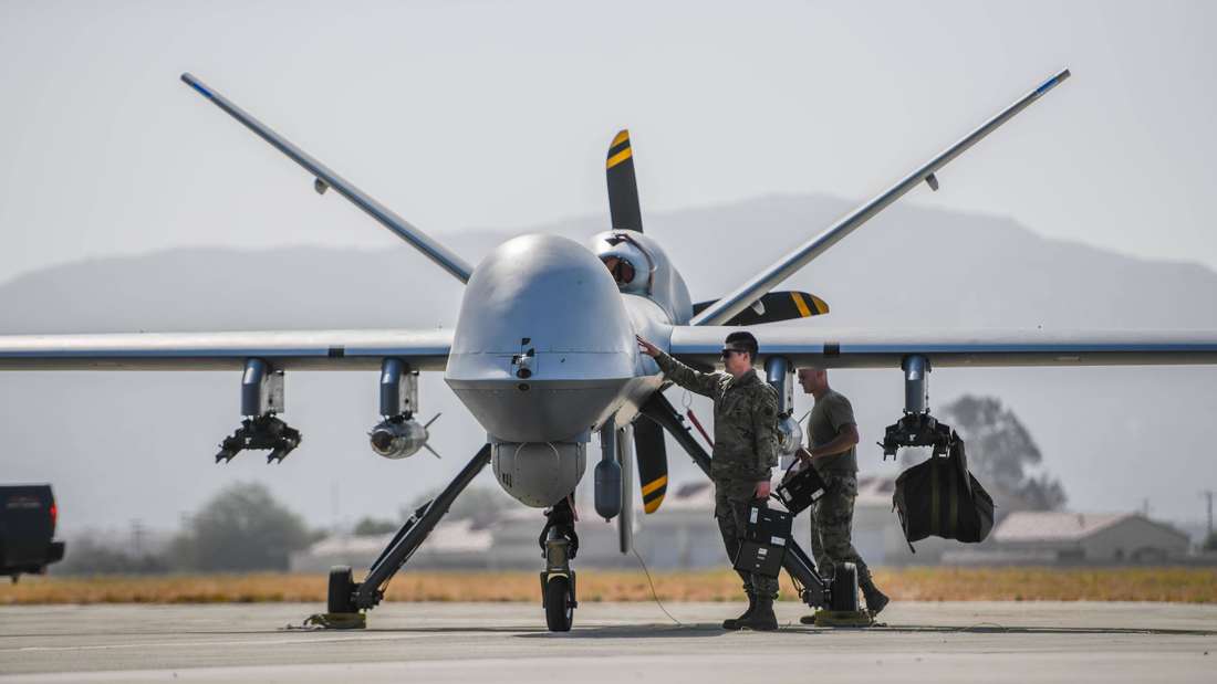 US-Luftwaffensoldaten laden scharfe Munition auf eine MQ-9 Reaper-Drohne