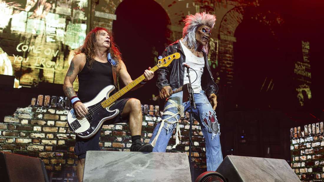 Bassist Steve Harris und Maskottchen Eddie bei einem Konzert von Iron Maiden im Sommer 2025.