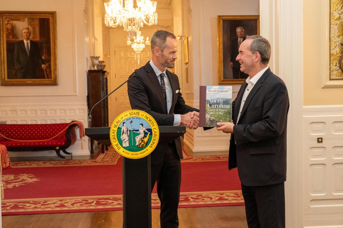 Wirtschaftsminister Lee Lilley überreicht Aiwanger ein Buch über North Carolina 