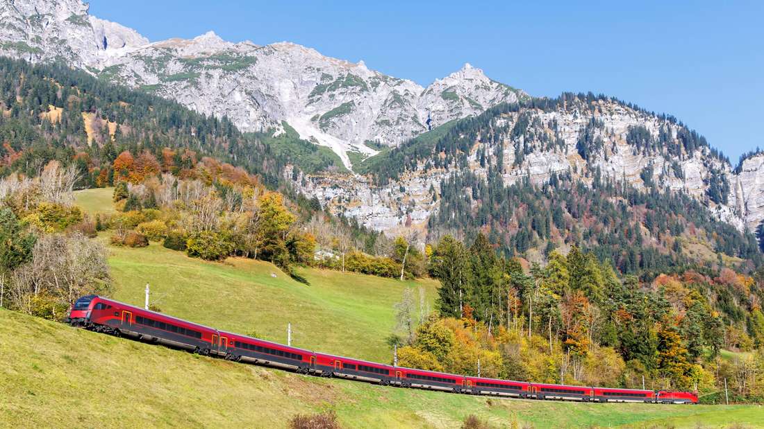 Railjet Eisenbahn Passagierzug der Österreichischen Bundesbahnen ÖBB auf der Arlbergbahn im Herbst in den Alpen in Braz, Österreich