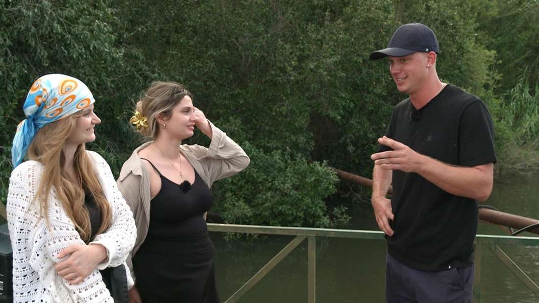 Sarah (links) und Lea (Mitte) kämpfen bei „Bauer sucht Frau International“ um das Herz von Landwirt Björn.