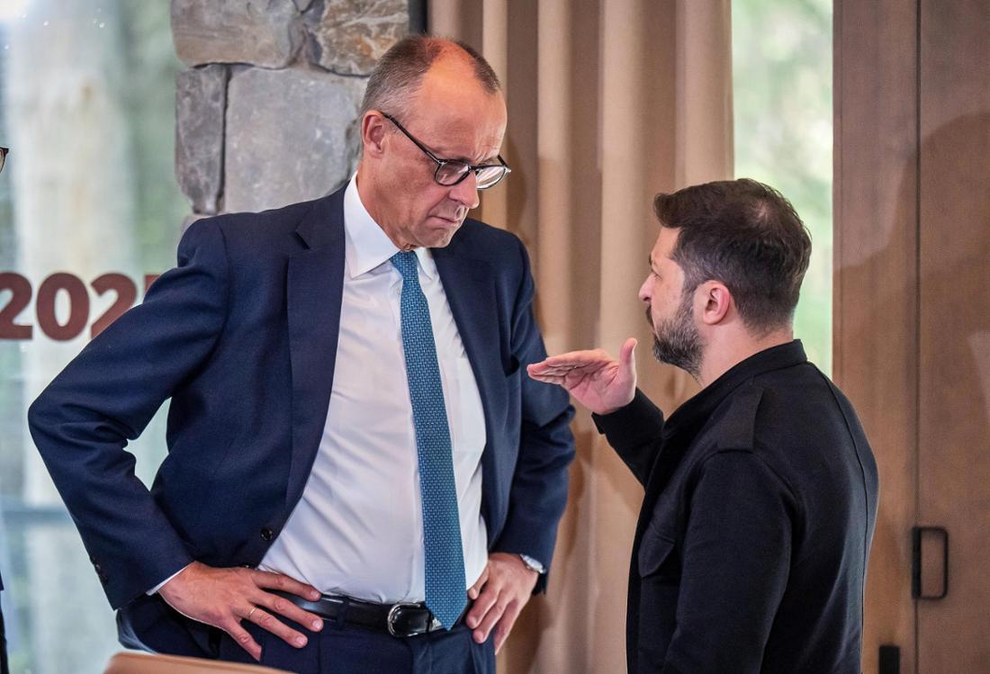 Der deutsche Bundeskanzler Friedrich Merz (CDU) und der ukrainische Präsident Wolodymyr Selenskyj im Austausch am Rande des G7-Gipfels in Kanada im Juni 2025 