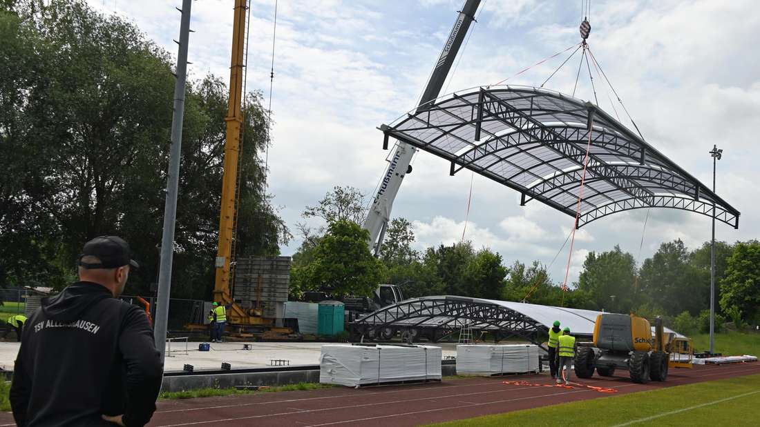 Gespannt verfolgte TSV-Vorsitzender Dennis Henning, wie das Dach der neuen Padel-Tennis-Halle „einschwebt“.