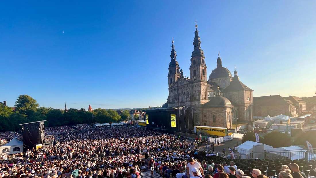Herrlich entspannte Sommer-Stimmung in Fulda auf dem Domplatz beim Konzert von Johannes Oerding.